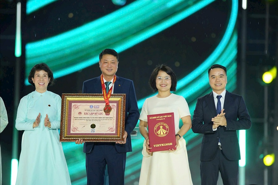 Sản phẩm Smartbanking phiên bản X của BIDV đã được Tổ chức Kỷ lục Việt Nam (VietKings) trao bằng xác lập kỷ lục: Ứng dụng Ngân hàng số hỗ trợ giao dịch tài chính trên nhiều loại thiết bị nhất. Bà Nguyễn Thị Quỳnh Giao và Tổng giám đốc BIDV Lê Ngọc Lâm nhận bằng kỷ lục. Sản phẩm Smartbanking phiên bản X của BIDV đã được Tổ chức Kỷ lục Việt Nam (VietKings) trao bằng xác lập kỷ lục: Ứng dụng Ngân hàng số hỗ trợ giao dịch tài chính trên nhiều loại thiết bị nhất. Bà Nguyễn Thị Quỳnh Giao và Tổng giám đốc BIDV Lê Ngọc Lâm nhận bằng kỷ lục.