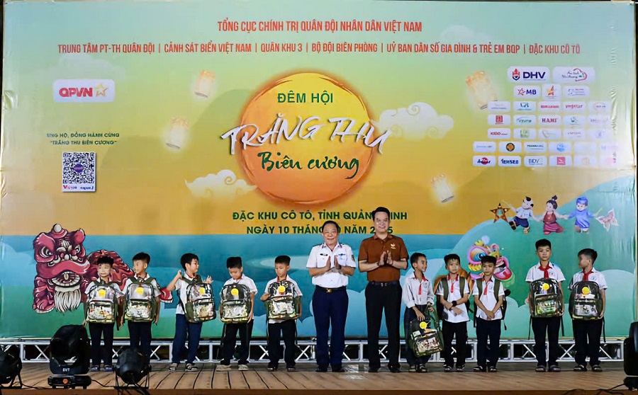 Ảnh 5: Chương trình "Trăng thu biên cương" tổ chức tại đảo Cô Tô, Quảng Ninh Ảnh 5: Chương trình "Trăng thu biên cương" tổ chức tại đảo Cô Tô, Quảng Ninh