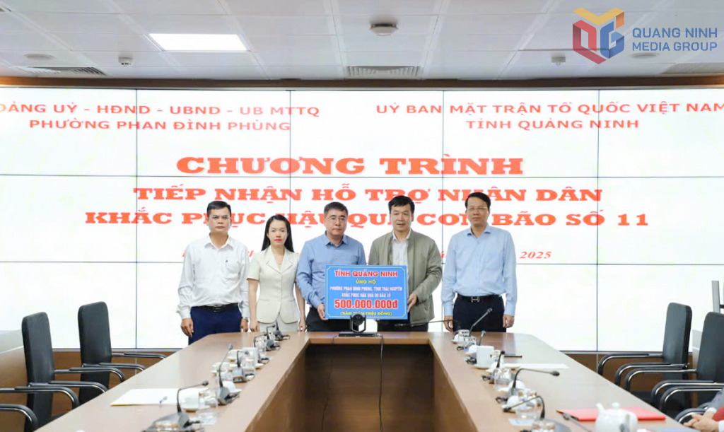 Lãnh đạo phường Phan Đình Phùng (tỉnh Thái Nguyên) tiếp nhận kinh phí hỗ trợ 500 triệu đồng từ đoàn công tác tỉnh Quảng Ninh. Lãnh đạo phường Phan Đình Phùng (tỉnh Thái Nguyên) tiếp nhận kinh phí hỗ trợ 500 triệu đồng từ đoàn công tác tỉnh Quảng Ninh.