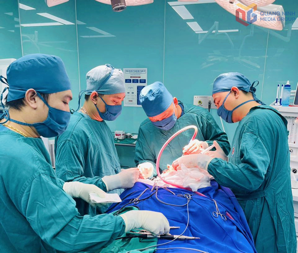 Các y, bác sĩ tại Trung tâm Y tế Tiên Yên và Bình Liêu phối hợp thực hiện thành công, cứu sống bệnh nhân bị chấn thương sọ não nguy kịch nhờ kích hoạt kịp thời hệ thống “báo động đỏ liên viện”, tối ngày 11/10/2025.