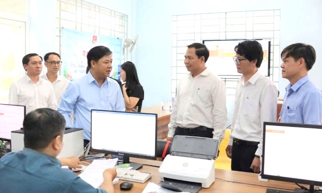 Bí thư Tỉnh ủy Đắk Lắk kiểm tra trung tâm phục vụ hành chính công hai địa phương