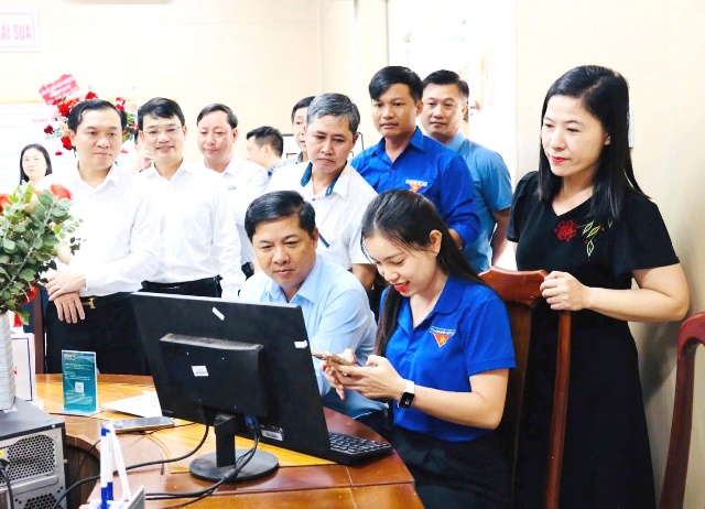 Bí thư Tỉnh ủy Lương Nguyễn Minh Triết kiểm tra trực tiếp công tác hỗ trợ người dân thực hiện thủ tục hành chính tại Trung tâm Phục vụ hành chính công phường Ea Kao.