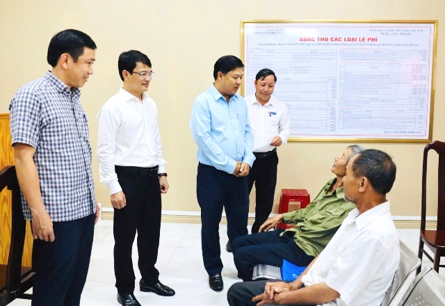 Bí thư Tỉnh ủy Lương Nguyễn Minh Triết hỏi thăm mức độ hài lòng của người dân đến làm thủ tục hành chính tại Trung tâm phục vụ hành chính công phường Ea Kao.