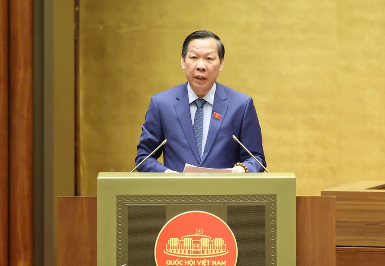 Chủ nhiệm Ủy ban Kinh tế v&agrave; T&agrave;i ch&iacute;nh Phan Văn M&atilde;i tr&igrave;nh b&agrave;y B&aacute;o c&aacute;o thẩm tra