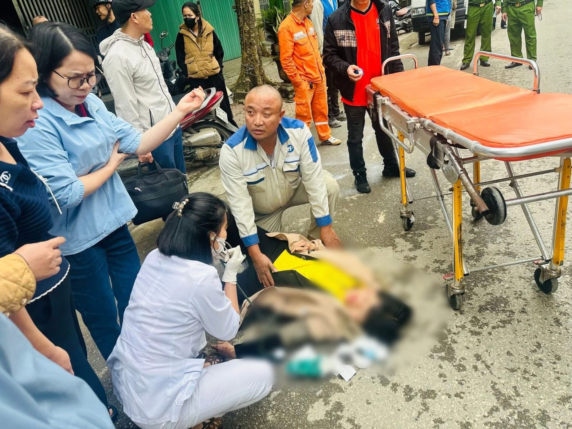 Nữ giám đốc bệnh viện dừng xe giữa đường cứu người