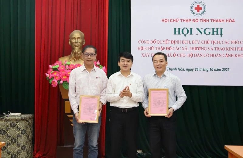 Lãnh đạo Hội Chữ thập đỏ tỉnh trao ghi nhận tấm lòng vàng tri ân các nhà tài trợ.