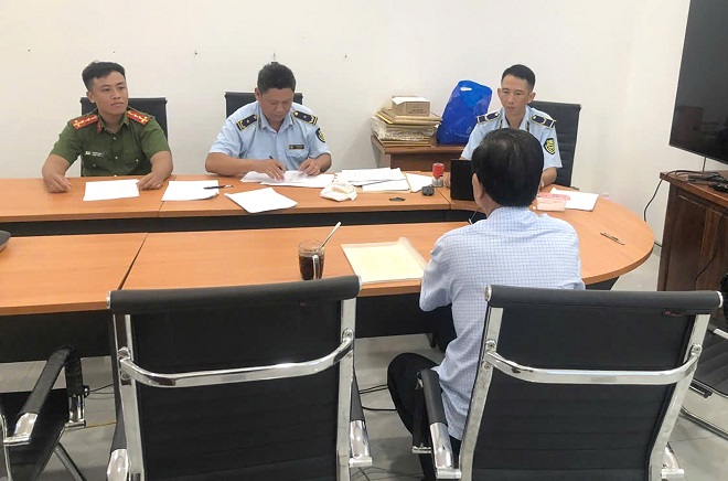 Lực lượng chức năng làm việc với chủ cơ sở kinh doanh vàng có dấu hiệu vi phạm Lực lượng chức năng làm việc với chủ cơ sở kinh doanh vàng có dấu hiệu vi phạm
