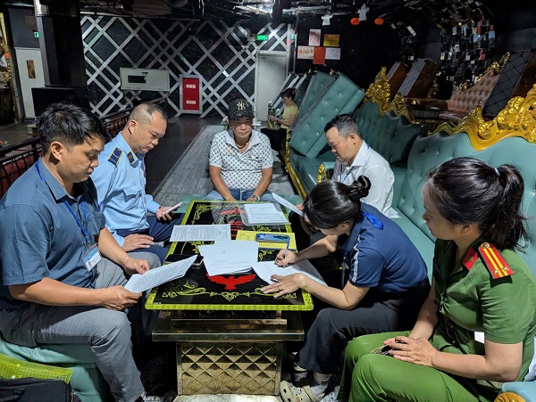 Phối hợp các lực lương Kiểm tra kinh doanh tại Quán Karaoke Phối hợp các lực lương Kiểm tra kinh doanh tại Quán Karaoke