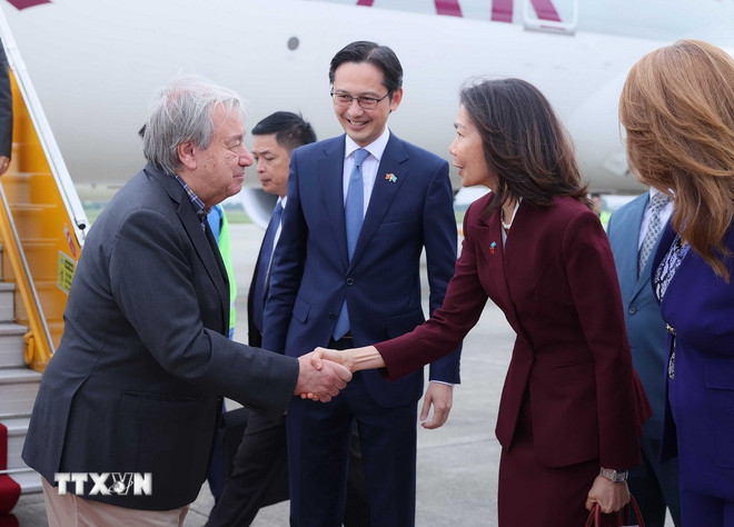 Tổng Thư ký Liên hợp quốc António Guterres đến sân bay quốc tế Nội Bài bắt đầu thăm chính thức Việt Nam. (Ảnh: An Đăng/TTXVN)
