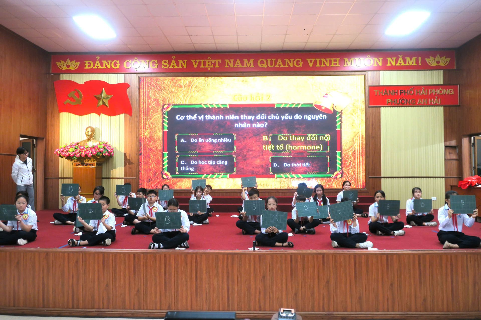 Các em học sinh tham gia Hội thi Rung Chuông Vàng. Các em học sinh tham gia Hội thi Rung Chuông Vàng.