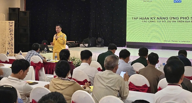 Ông Trần Võ Nghĩa (đứng bên trái) giới thiệu các Chuyên đề tại Lớp Tập huấn. Ảnh: Th-Hiền