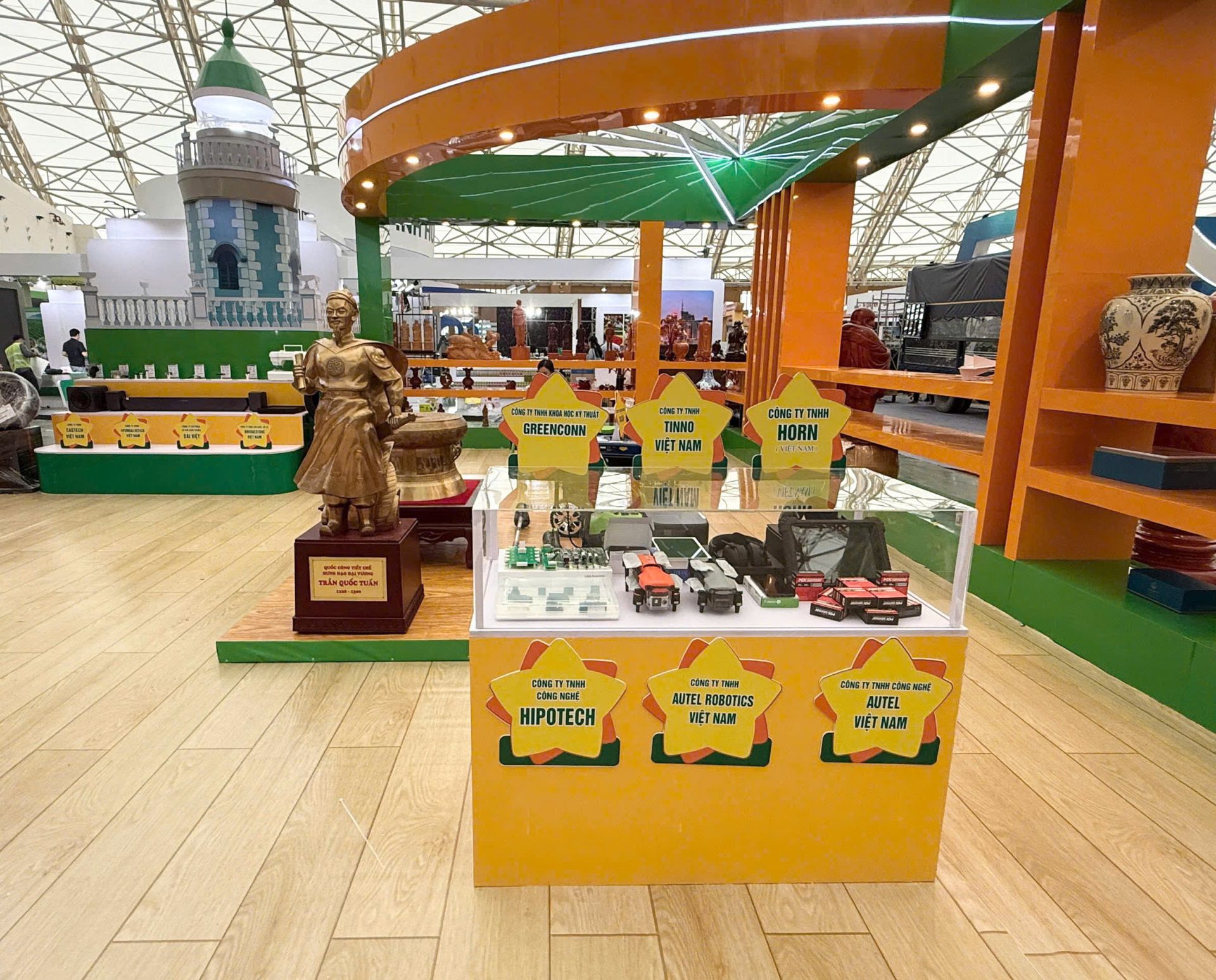 Khu sản phẩm công nghiệp chủ lực trưng bày, giới thiệu các sản phẩm cơ khí, đóng tàu, vật liệu xây dựng, điện, điện tử và sản phẩm công nghiệp hỗ trợ. Khu sản phẩm công nghiệp chủ lực trưng bày, giới thiệu các sản phẩm cơ khí, đóng tàu, vật liệu xây dựng, điện, điện tử và sản phẩm công nghiệp hỗ trợ.