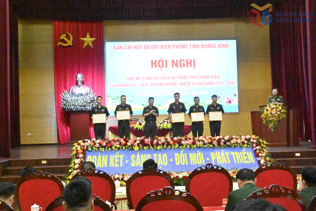 Thượng tá Lê Quang Chiểu, Phó Chính ủy BĐBP tỉnh Quảng Ninh, trao giấy khen cho các tập thể có thành tích xuất sắc Thượng tá Lê Quang Chiểu, Phó Chính ủy BĐBP tỉnh Quảng Ninh, trao giấy khen cho các tập thể có thành tích xuất sắc