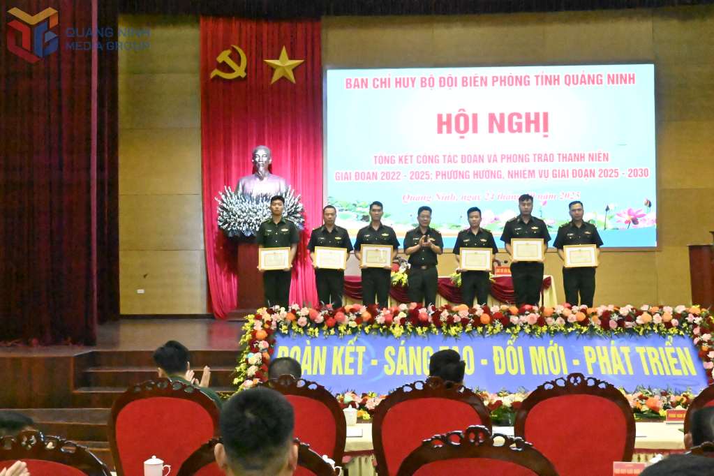 Thượng tá Lê Quang Chiểu, Phó Chính ủy BĐBP tỉnh Quảng Ninh, trao giấy khen cho các cá nhân có thành tích xuất sắc. Thượng tá Lê Quang Chiểu, Phó Chính ủy BĐBP tỉnh Quảng Ninh, trao giấy khen cho các cá nhân có thành tích xuất sắc.