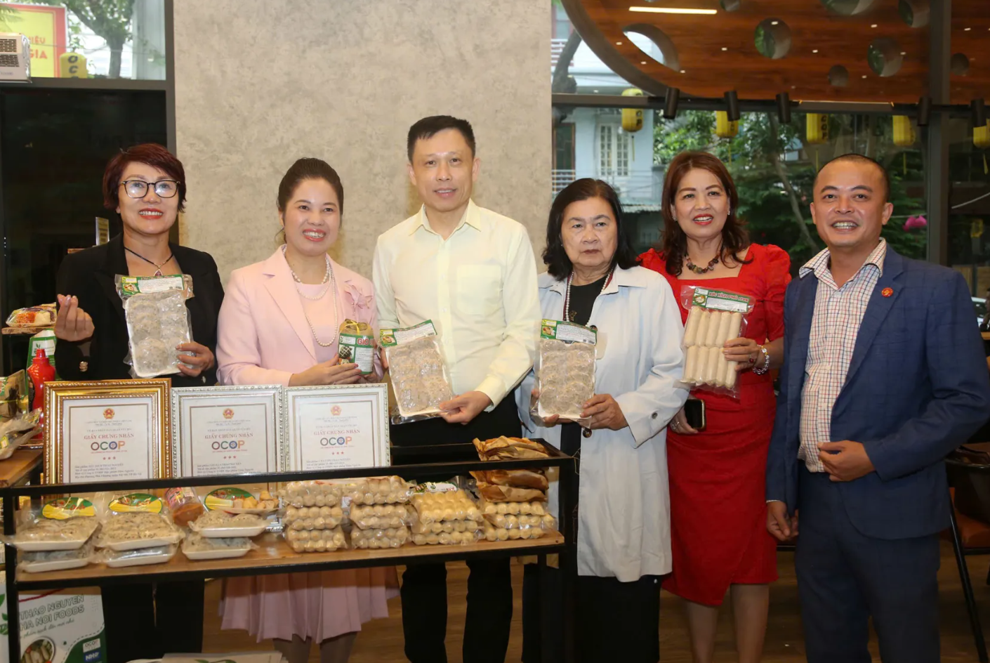 Sản phẩm OCOP từ làng nghề Hà Nội được trưng bày, giới thiệu bên lề toạ đàm. Ảnh: PH Sản phẩm OCOP từ làng nghề Hà Nội được trưng bày, giới thiệu bên lề toạ đàm. Ảnh: PH