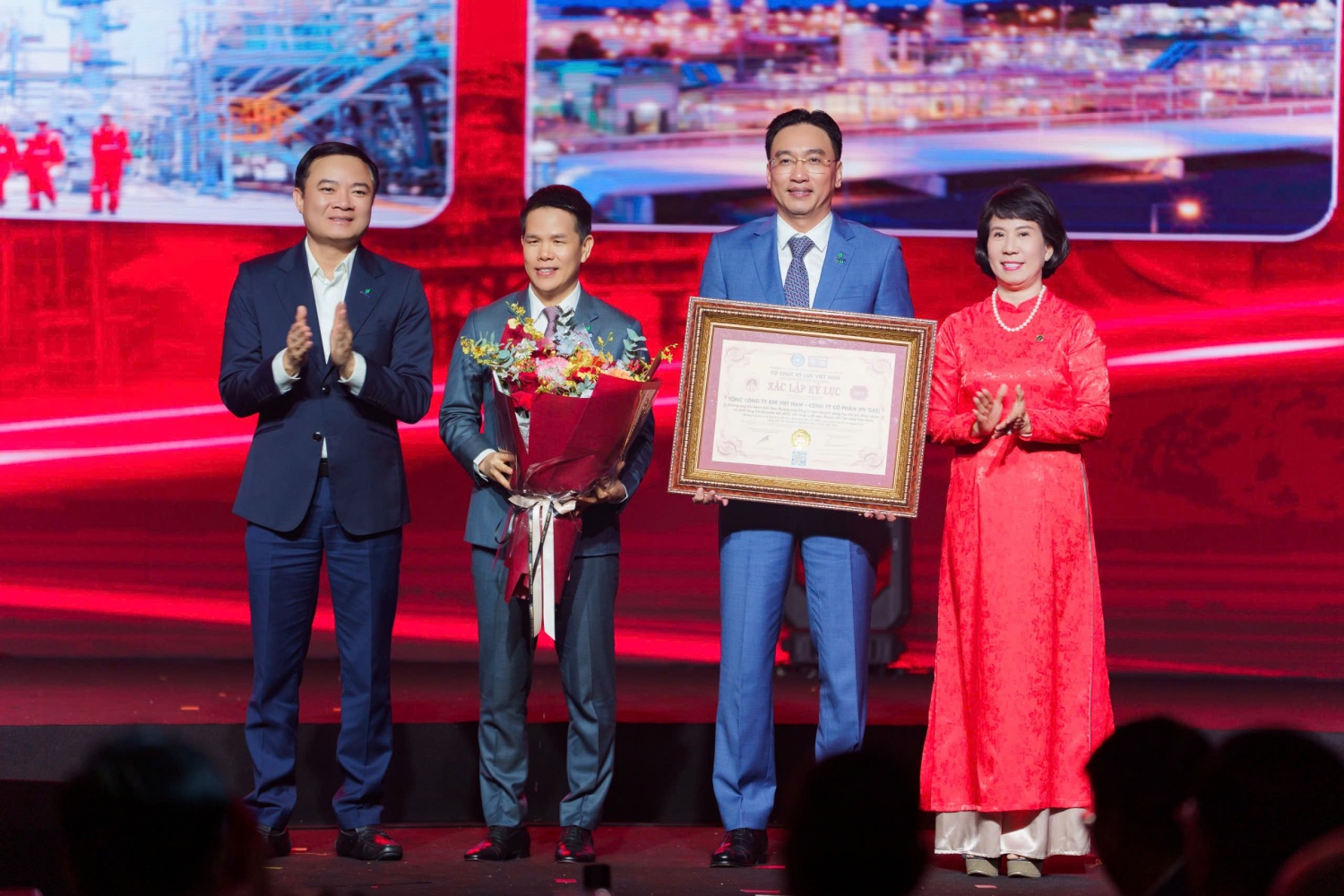 Tiến sĩ Nguyễn Hoàng Anh – Phó Chủ tịch VietKings, Tổng thư ký Liên minh Kỷ lục Thế giới (WorldKings) đại diện trao tặng bằng Kỷ lục Việt Nam đến ông Nguyễn Thanh Bình - Chủ tịch HĐQT PV GAS và ông Phạm Văn Phong - Tổng Giám đốc PV GAS. Ông Lê Ngọc Sơn - Tổng Giám đốc Petrovietnam tặng hoa chúc mừng PV GAS Tiến sĩ Nguyễn Hoàng Anh – Phó Chủ tịch VietKings, Tổng thư ký Liên minh Kỷ lục Thế giới (WorldKings) đại diện trao tặng bằng Kỷ lục Việt Nam đến ông Nguyễn Thanh Bình - Chủ tịch HĐQT PV GAS và ông Phạm Văn Phong - Tổng Giám đốc PV GAS. Ông Lê Ngọc Sơn - Tổng Giám đốc Petrovietnam tặng hoa chúc mừng PV GAS