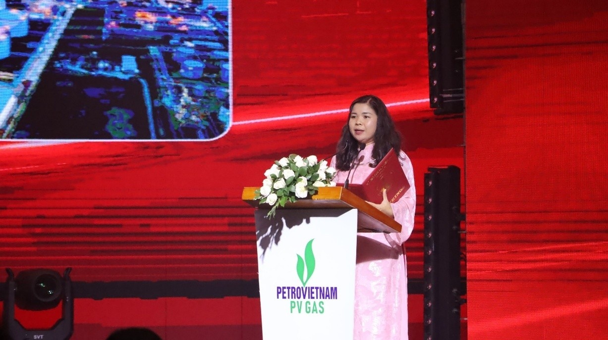 Bà Nguyễn Thị Quỳnh Ngọc - Tổng thư ký VietKings, Phó Viện trưởng Viện Kỷ lục Việt Nam đại diện công bố Quyết định xác lập Kỷ lục Việt Nam Bà Nguyễn Thị Quỳnh Ngọc - Tổng thư ký VietKings, Phó Viện trưởng Viện Kỷ lục Việt Nam đại diện công bố Quyết định xác lập Kỷ lục Việt Nam