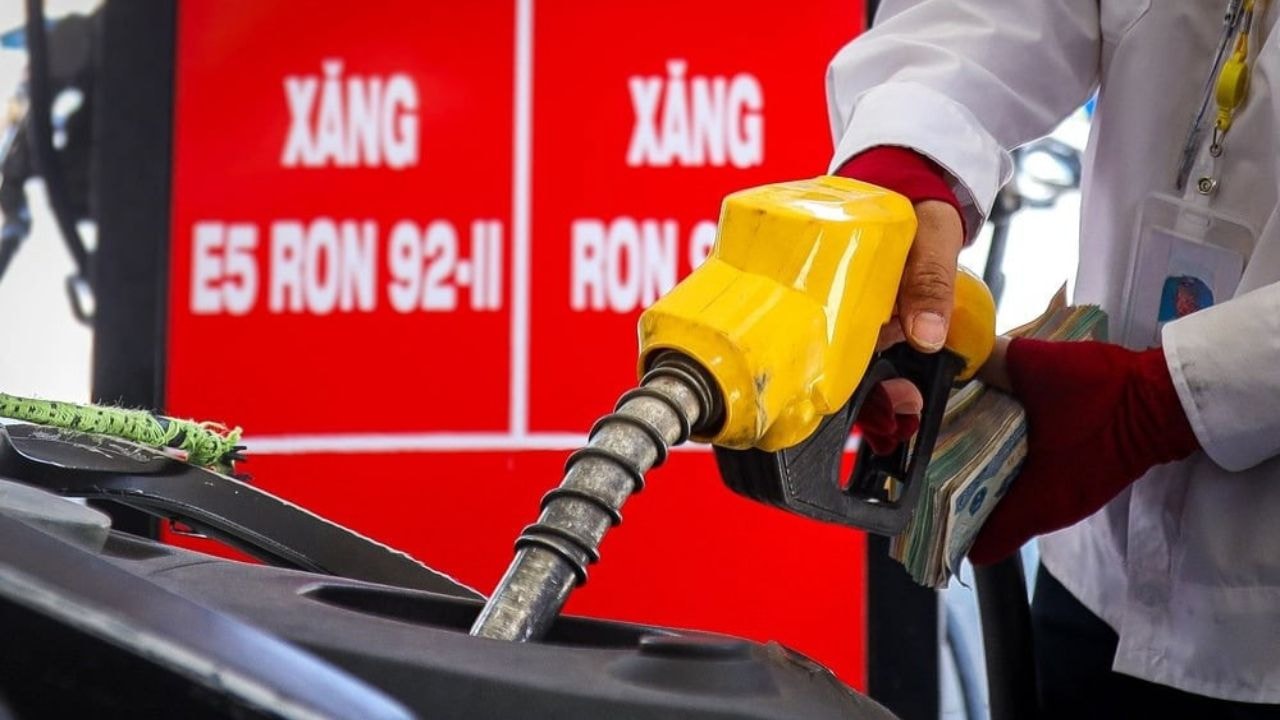 Giá xăng dầu hôm nay 24/10: Bật tăng 5%, lo ngại nguồn cung toàn cầu thắt chặt. (Ảnh minh họa) Giá xăng dầu hôm nay 24/10: Bật tăng 5%, lo ngại nguồn cung toàn cầu thắt chặt. (Ảnh minh họa)
