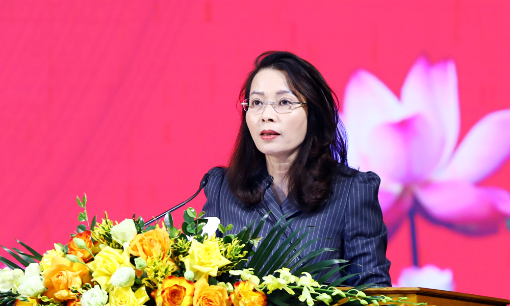 Đồng chí Nguyễn Thị Hương truyền đạt chuyên đề công tác xây dựng Đảng và hệ thống chính trị.