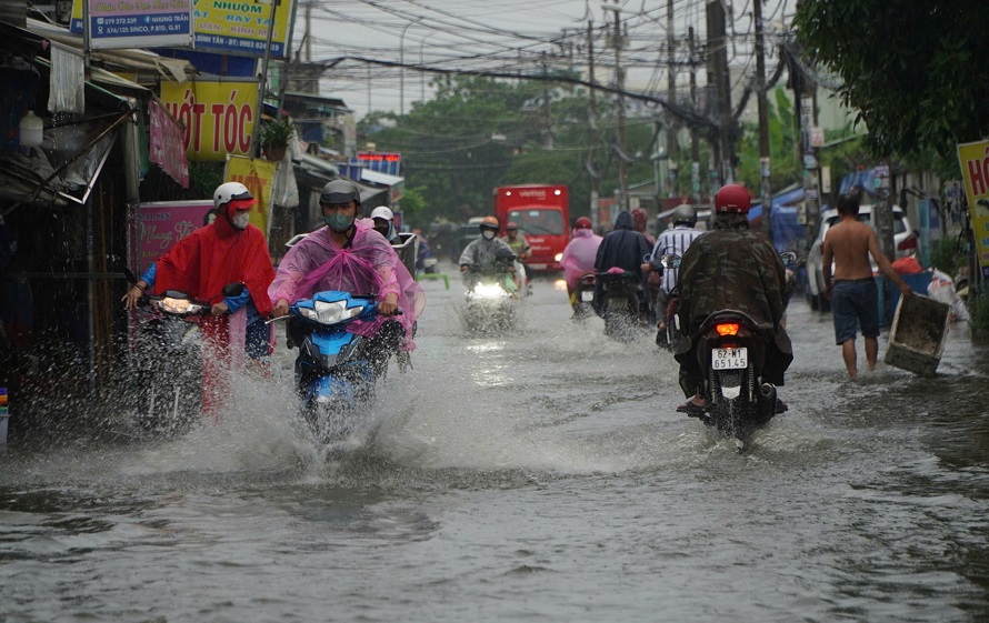 Thời tiết ngày 24/10: Miền Trung tiếp tục mưa lớn, cảnh báo ngập úng sau bão số 12