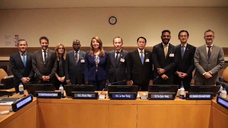 Đồng chí Lê Hoài Trung, Bí thư Trung ương Đảng, quyền Bộ trưởng Ngoại giao và các đại diện quốc tế tại Lễ mở ký Công ước Hà Nội tại Tuần lễ cấp cao Đại hội đồng Liên hợp quốc Khóa 80, ngày 22/9/2025. (Ảnh TTXVN) Đồng chí Lê Hoài Trung, Bí thư Trung ương Đảng, quyền Bộ trưởng Ngoại giao và các đại diện quốc tế tại Lễ mở ký Công ước Hà Nội tại Tuần lễ cấp cao Đại hội đồng Liên hợp quốc Khóa 80, ngày 22/9/2025. (Ảnh TTXVN)