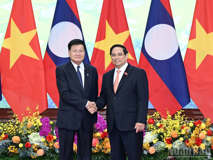 Thủ tướng Phạm Minh Chính và Tổng Bí thư, Chủ tịch nước Lào Thongloun Sisoulith. (Ảnh: TRẦN HẢI)