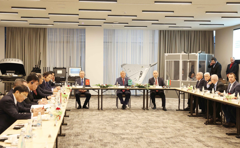 Tổng Bí thư Tô Lâm và Tổng thống Cộng hòa Bulgaria Rumen Radev tại buổi làm việc với doanh nghiệp quốc phòng Samel 90. (Ảnh: THỐNG NHẤT/TTXVN) Tổng Bí thư Tô Lâm và Tổng thống Cộng hòa Bulgaria Rumen Radev tại buổi làm việc với doanh nghiệp quốc phòng Samel 90. (Ảnh: THỐNG NHẤT/TTXVN)