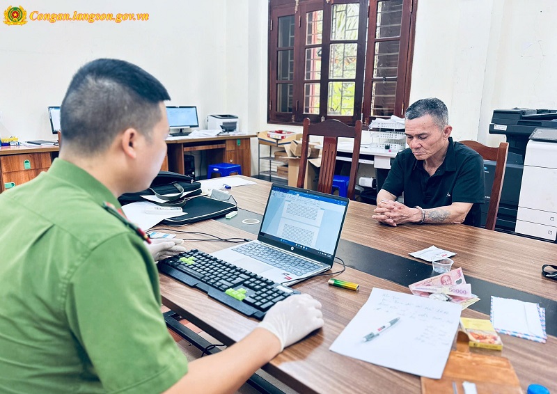 Đối tượng Nguyễn Văn Hùng bị lực lượng Công an bắt giữ về hành vi vận chuyển trái phép chất ma tuý Đối tượng Nguyễn Văn Hùng bị lực lượng Công an bắt giữ về hành vi vận chuyển trái phép chất ma tuý