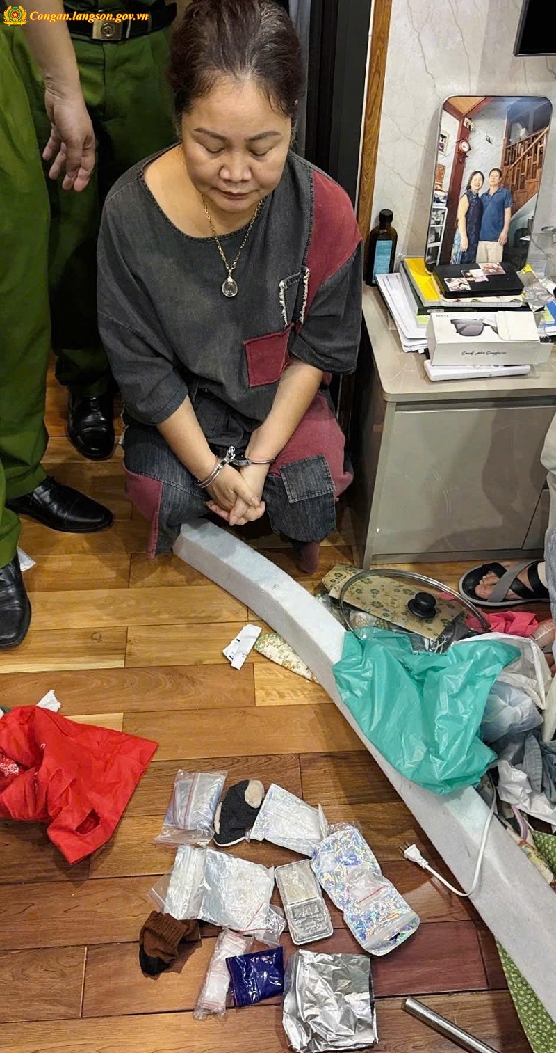 Đối tượng Phùng Thị Ngọc Bích và tang vật thu giữ tại nơi khám xét Đối tượng Phùng Thị Ngọc Bích và tang vật thu giữ tại nơi khám xét