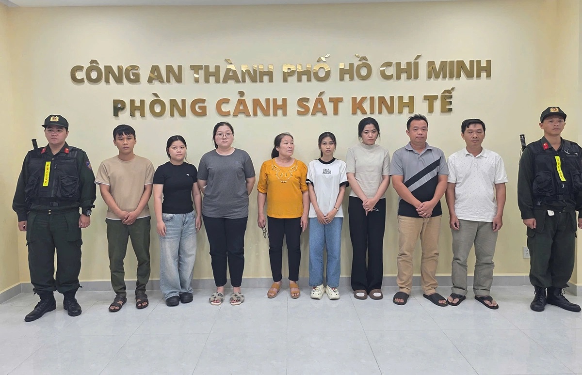 Nguyễn Ngọc Thơ (áo trắng, bên phải) cùng những người liên quan. (Ảnh: Công an TP. HCM)