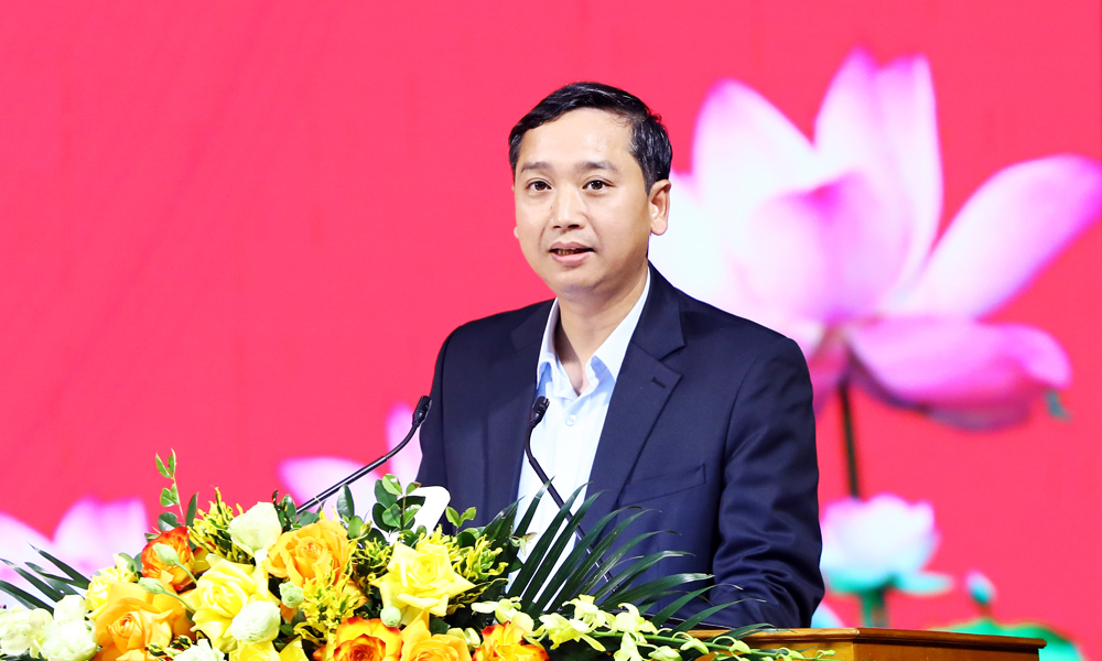 Đồng chí Nguyễn Việt Oanh truyền đạt chuyên đề về Chương trình hành động của Tỉnh ủy thực hiện Nghị quyết Đại hội.