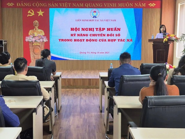 Quang cảnh lớp tập huấn nâng cao kiến thức chuyển đổi số trong hoạt động hợp tác xã.