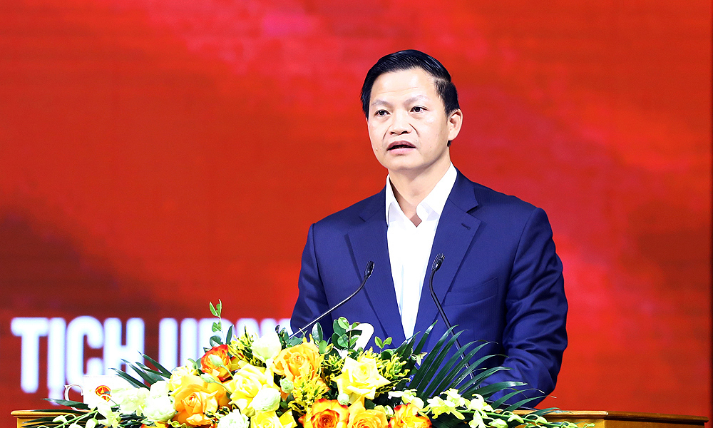 Đồng chí Vương Quốc Tuấn truyền đạt chuyên đề về các lĩnh vực kinh tế, văn hóa - xã hội, con người, an ninh, quốc phòng, đối ngoại, khoa học công nghệ, bảo vệ môi trường.