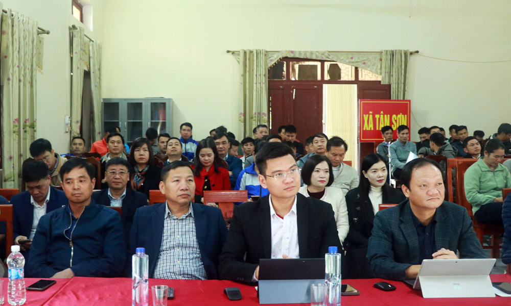 Các đại biểu dự hội nghị tại điểm cầu xã Tân Sơn.