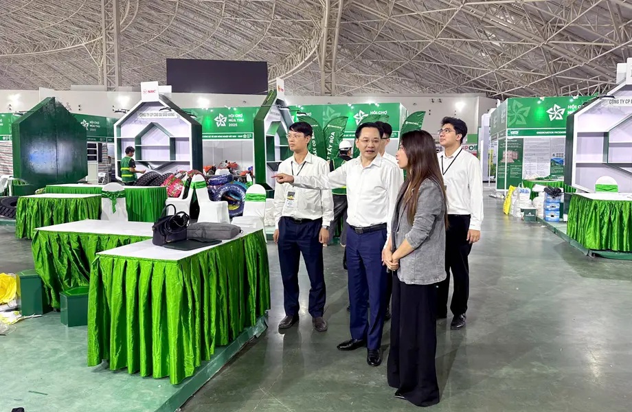 Tổng Giám đốc Nguyễn Hữu Tú kiểm tra gian hàng Vinachem tại Hội chợ Mùa Thu 2025