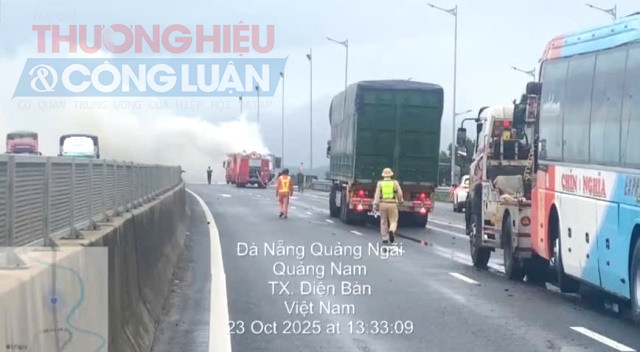 Lực lượng CSGT và đội vận hành cao tốc đã có mặt phân luồng, đảm bảo an toàn giao thông.