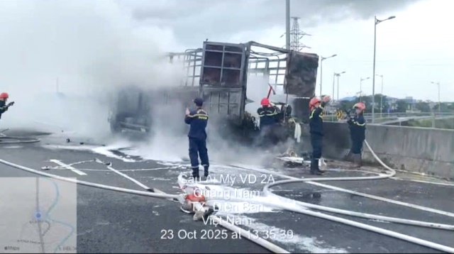 Xe tải bốc cháy dữ dội trên cao tốc Đà Nẵng - Quảng Ngãi