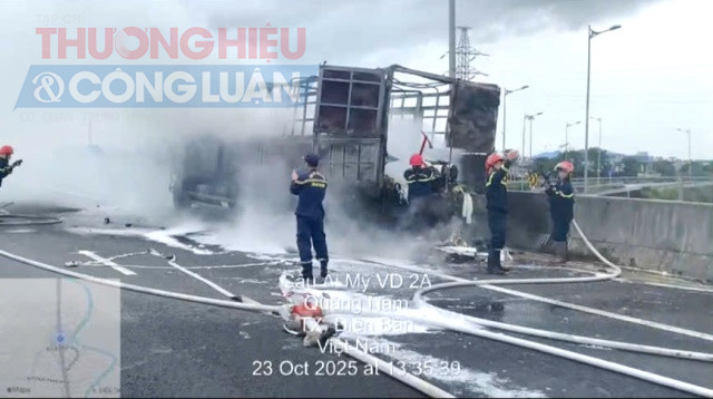 Tài xế kịp thoát thân khi xe tải bốc cháy ngùn ngụt trên cao tốc Đà Nẵng – Quảng Ngãi.