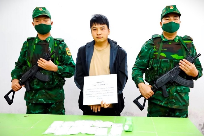 Vận chuyển gần 8kg bạc lậu, đối tượng bị bắt giữ tại cửa khẩu Móng Cái