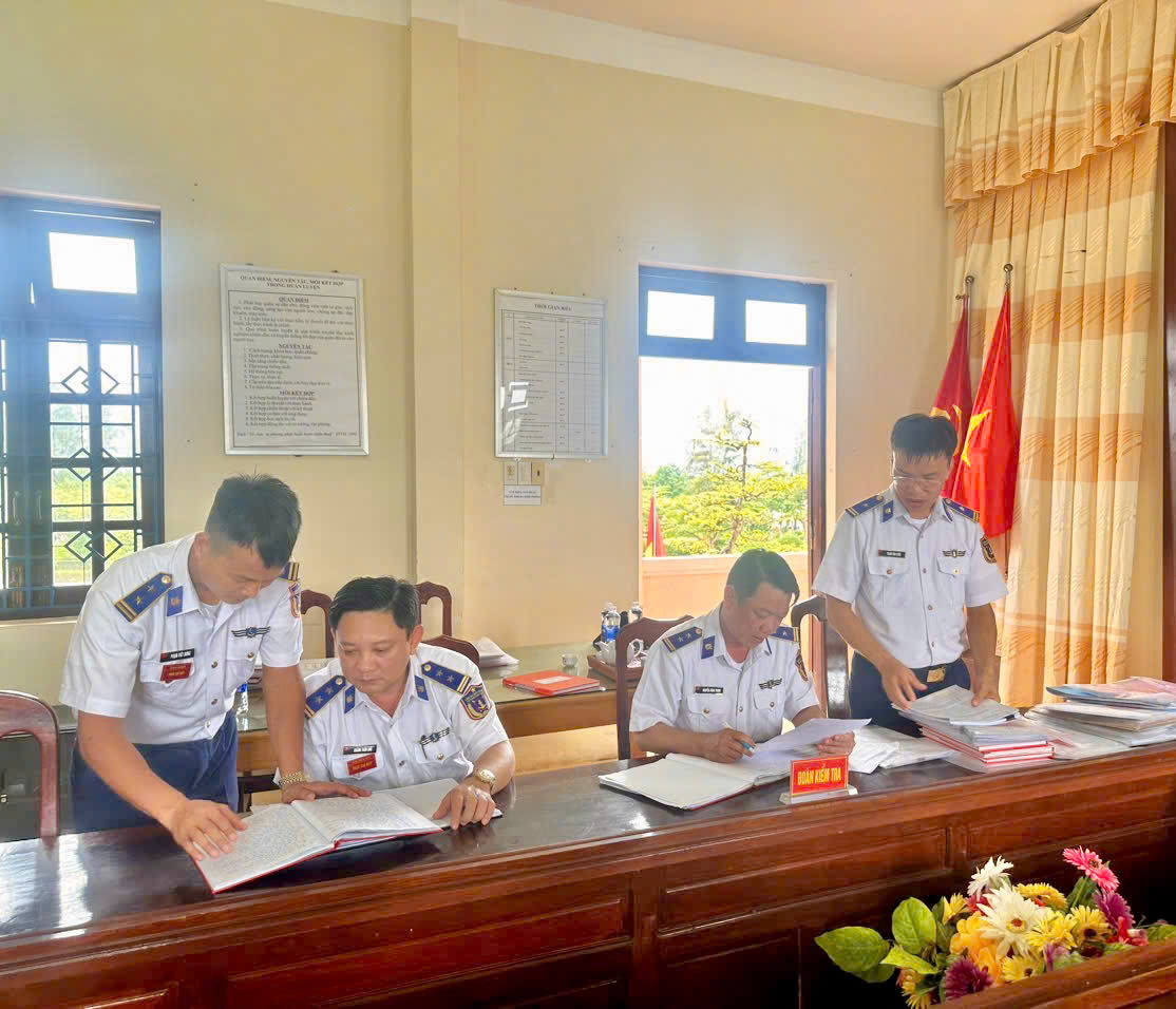 Đoàn công tác BTL Vùng Cảnh sát biển 4 kiểm tra việc đăng ký sổ sách các cơ quan, đơn vị của Hải đoàn 42