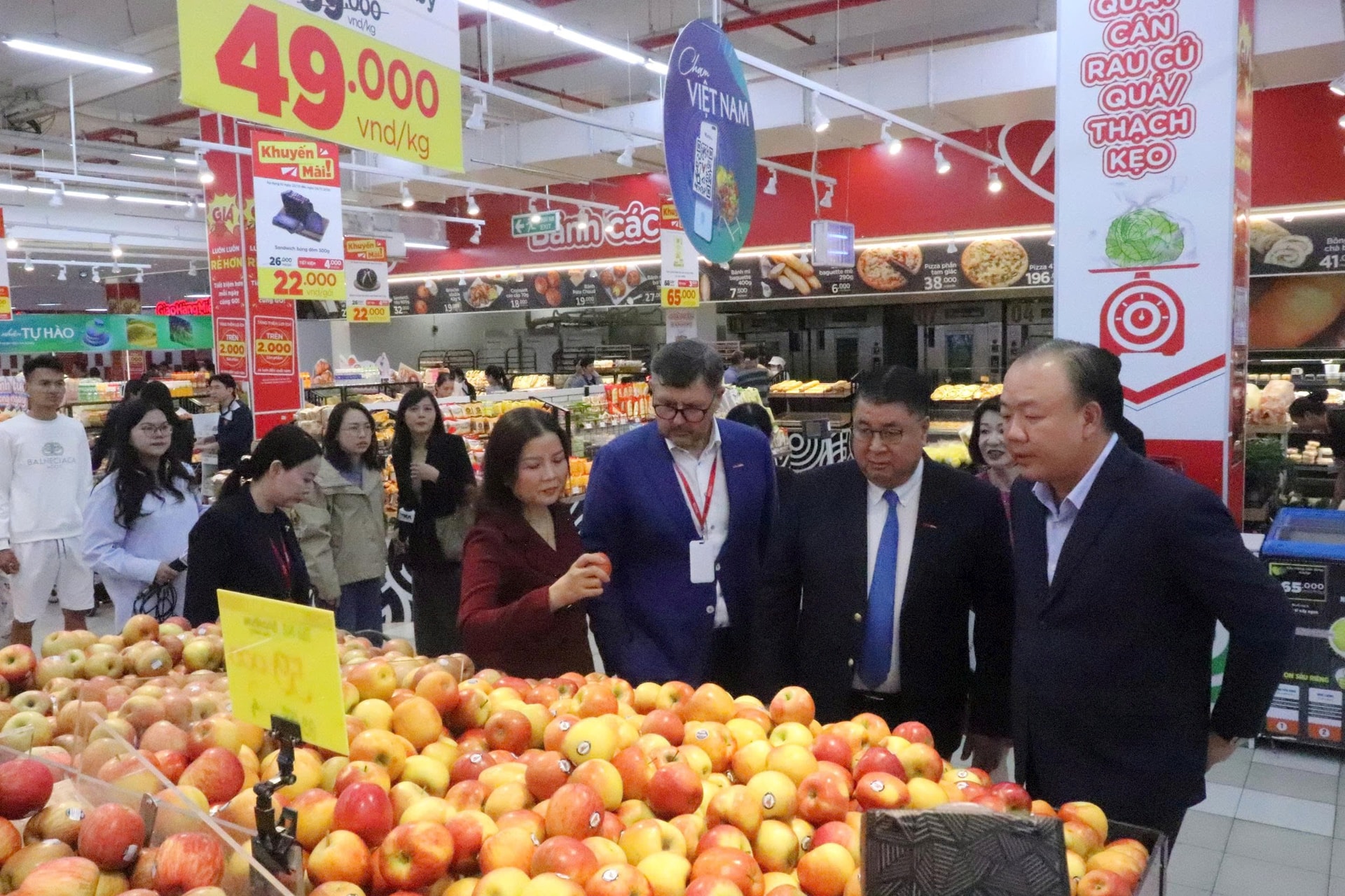 Các đại biểu tham quan quầy hàng nông sản tại siêu thị GO! Thăng Long. Ảnh: TH