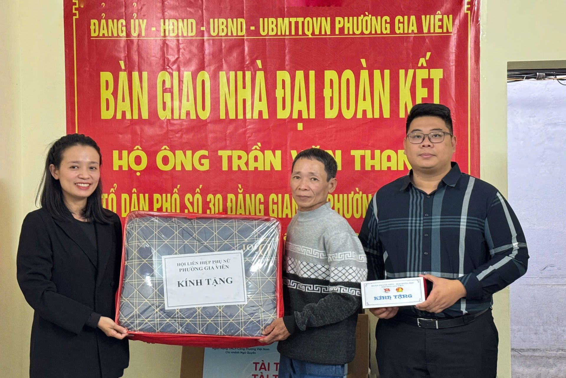 Hội Liên hiệp phụ nữ và Đoàn Thanh niên phường Gia Viên trao quà tặng ông Trần Văn Thanh. Hội Liên hiệp phụ nữ và Đoàn Thanh niên phường Gia Viên trao quà tặng ông Trần Văn Thanh.