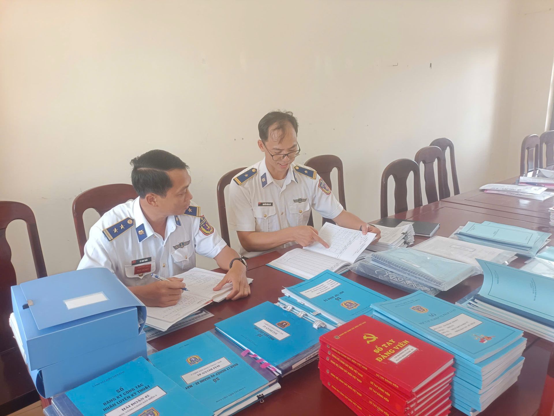 Đoàn công tác BTL Vùng Cảnh sát biển 4 kiểm tra việc đăng ký sổ sách các cơ quan, đơn vị của Hải đoàn 42