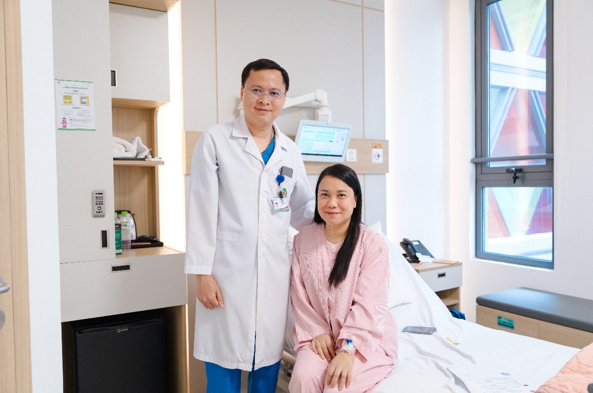 Bác sĩ Nguyễn Xuân Quang thăm khám cho bệnh nhân sau phẫu thuật Bác sĩ Nguyễn Xuân Quang thăm khám cho bệnh nhân sau phẫu thuật