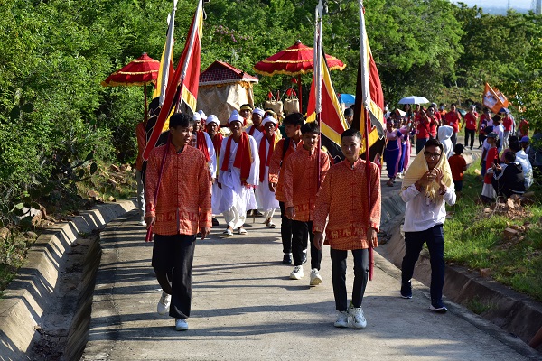 Rước y trang lên tháp Porome