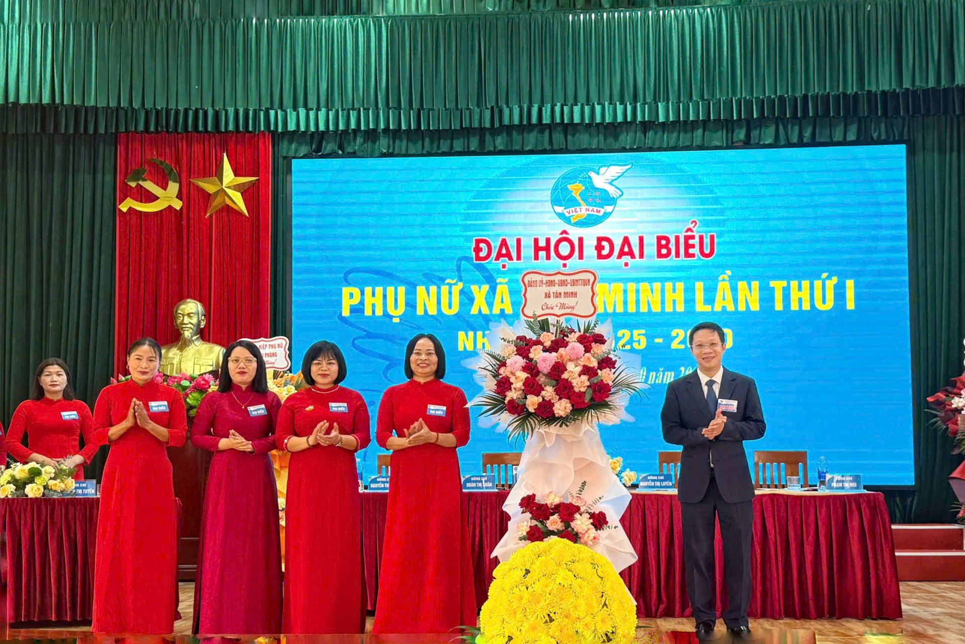 Đồng chí Nguyễn Quang Huy, Bí thư Đảng bộ - Chủ tịch HĐND xã Tân Minh tặng hoa chúc mừng Đại hội. Đồng chí Nguyễn Quang Huy, Bí thư Đảng bộ - Chủ tịch HĐND xã Tân Minh tặng hoa chúc mừng Đại hội.