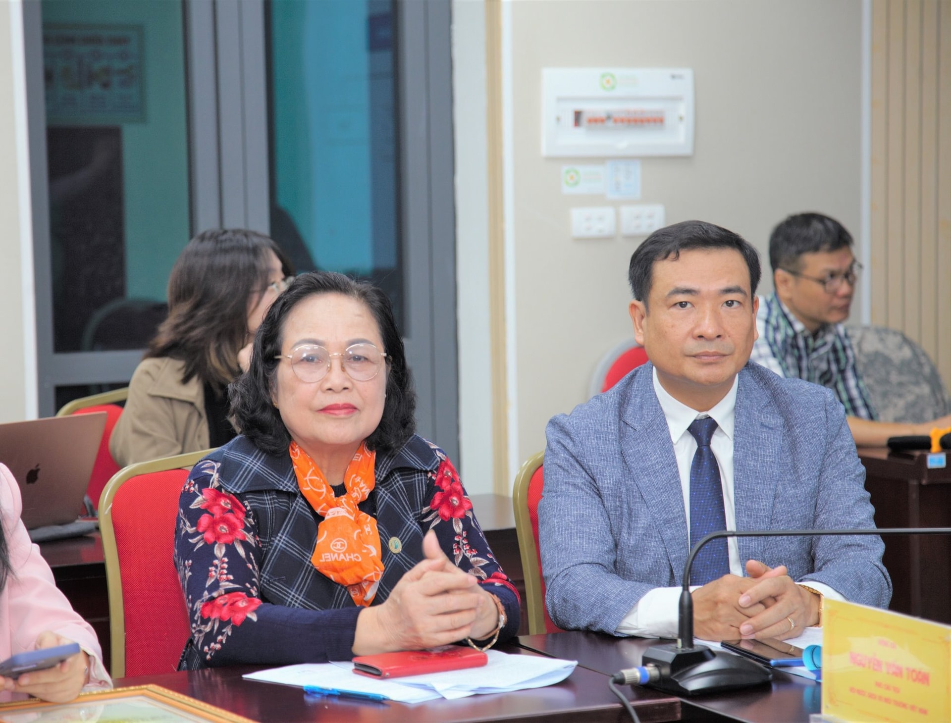 Bà Phạm Thị Xuân - Phó Chủ tịch thường trực Hội Nước và Môi trường Việt Nam (bên trái) và ông Nguyễn Văn Toàn, Phó Chủ tịch kiêm Tổng Biên tập Tạp chí Môi trường và Cuộc sống (bên phải) tham dự Hội thảo Bà Phạm Thị Xuân - Phó Chủ tịch thường trực Hội Nước và Môi trường Việt Nam (bên trái) và ông Nguyễn Văn Toàn, Phó Chủ tịch kiêm Tổng Biên tập Tạp chí Môi trường và Cuộc sống (bên phải) tham dự Hội thảo