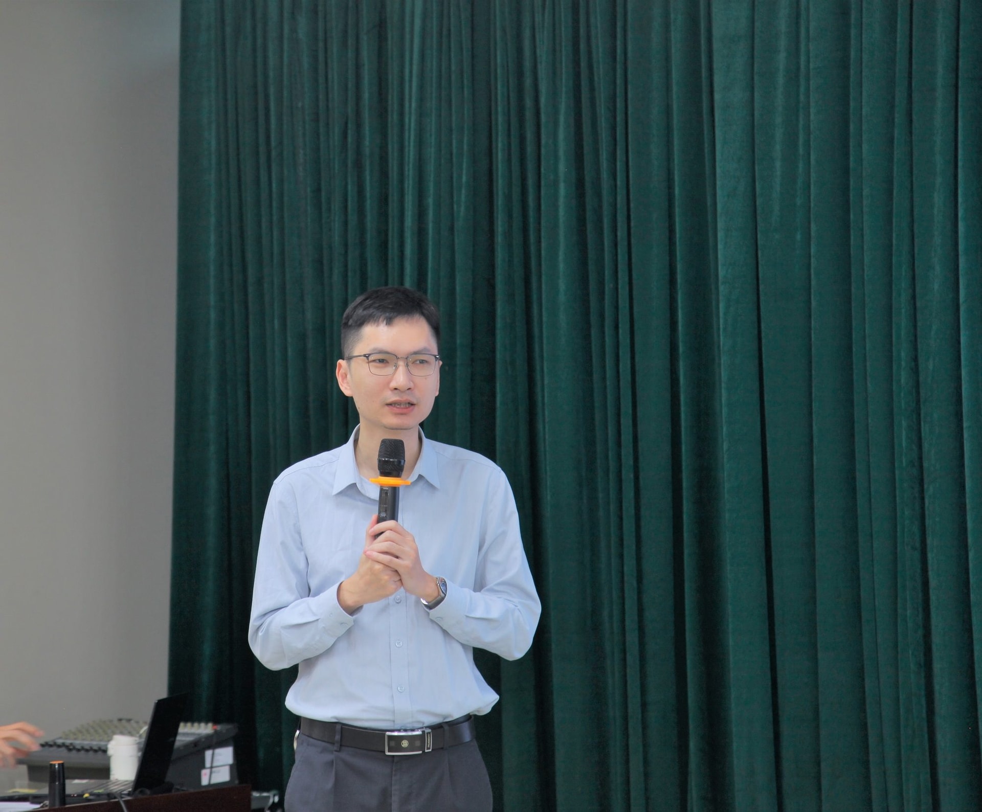 Ông Phạm Nam Hưng – Cục Biến đổi khí hậu, Bộ Nông nghiệp và Môi trường trình bày tham luận tại Hội thảo Ông Phạm Nam Hưng – Cục Biến đổi khí hậu, Bộ Nông nghiệp và Môi trường trình bày tham luận tại Hội thảo