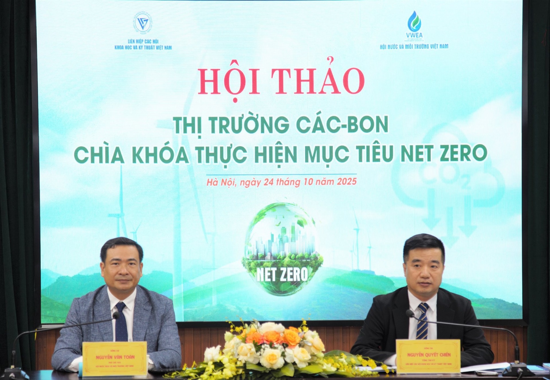 Ông Nguyễn Quyết Chiến, Tổng thư ký Liên hiệp các Hội Khoa học và Kỹ thuật Việt Nam và ông Nguyễn Văn Toàn, Phó Chủ tịch kiêm Tổng Biên tập Tạp chí Môi trường và Cuộc sống chủ trì Hội thảo Ông Nguyễn Quyết Chiến, Tổng thư ký Liên hiệp các Hội Khoa học và Kỹ thuật Việt Nam và ông Nguyễn Văn Toàn, Phó Chủ tịch kiêm Tổng Biên tập Tạp chí Môi trường và Cuộc sống chủ trì Hội thảo