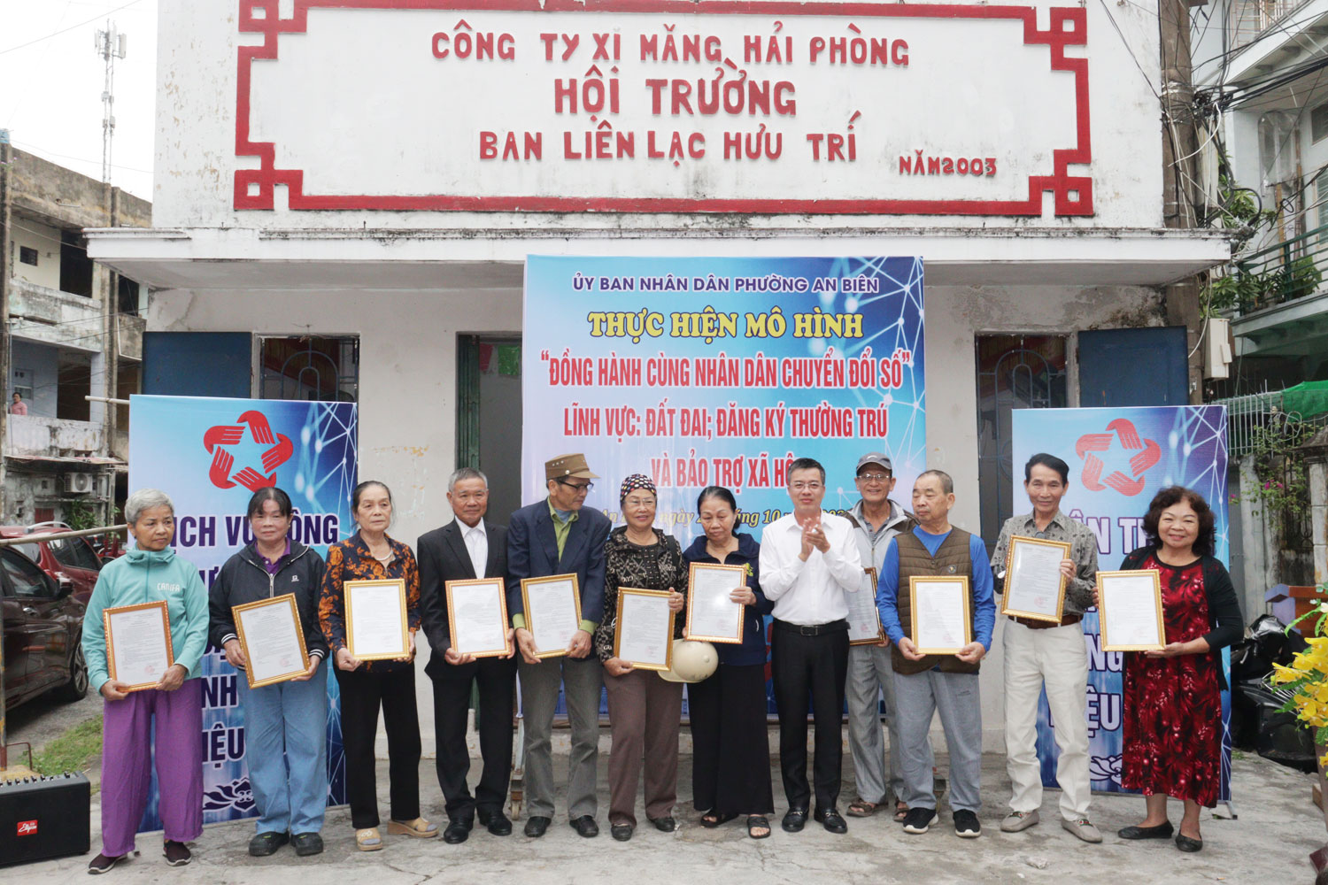 Lãnh đạo phường An Biên trao kết quả giải quyết thủ tục hành chính chế độ hưu trí xã hội đối với 11 người 75 tuổi trở lên.